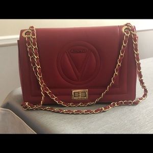 Bag

Gorgeous, classy Valentino bag